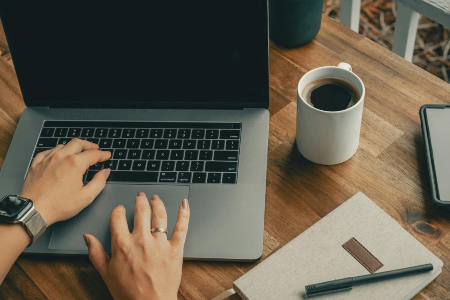 Profissional utilizando ferramentas financeiras digitais